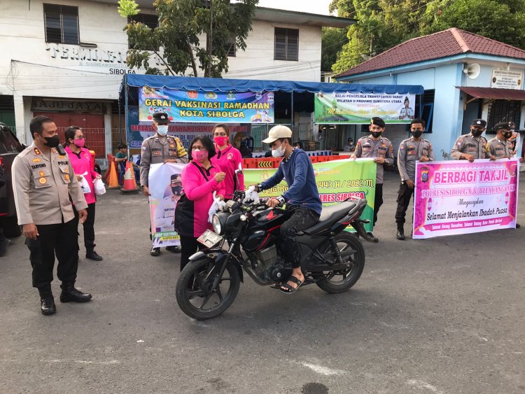 KAPOLRES Sibolga Dan Ibu Bhayangkari Bagikan 100 paket Takjil : Patuhi Prokes!