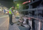 Patah as, roda lepas, Truk colt Diesel terbalik Timpa sepeda Motor