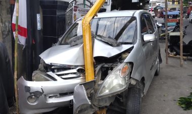Mengantuk, Xenia Tabrak Tiang Listrik 