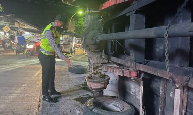 Patah as, roda lepas, Truk colt Diesel terbalik Timpa sepeda Motor