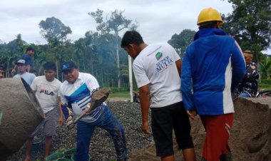 Syarfi dan Delmeria Ikut Gotong Royong Renovasi Masjid di Lumut