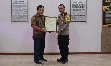 Peduli Atas Penanaman Mangrove, Kapolres Sibolga Terima Penghargaan  