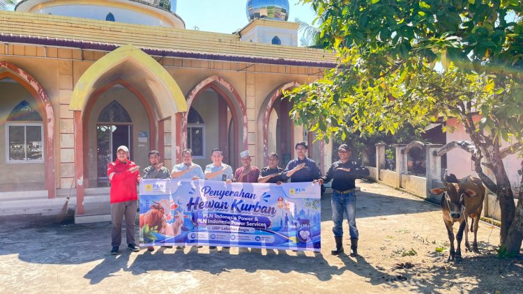PLN Indonesia Power Services UBP Labuhan Angin Serahkan Hewan Kurban ke Warga